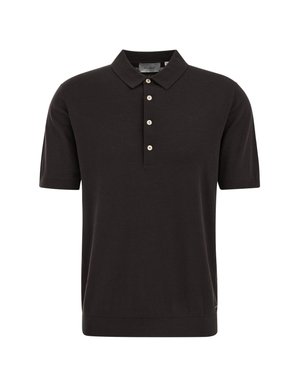 Camiseta tipo polo de manga corta negra con cuello clásico y cuatro botones blancos en la tapeta.