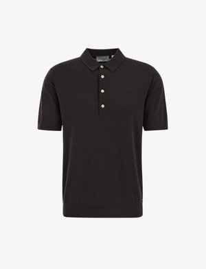 Camiseta tipo polo de manga corta negra con cuello clásico y cuatro botones blancos en la tapeta.