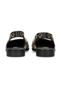 Infradito neri con tacco basso, dotati di hardware in oro lungo le cinghie laterali. Materiale in pelle liscia con design aperto sul retro.