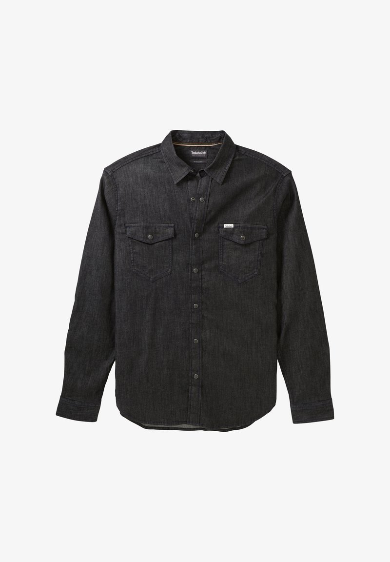 Chemise en jean noire à manches longues avec col, boutons-pression sur le devant et deux poches poitrine boutonnées avec une petite étiquette Timberland.