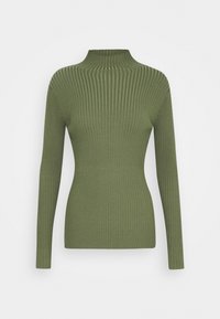 Sweter oliwkowozielony z długim rękawem, prążkowany, o slim fit i kołnierzu typu mock neck, wyeksponowany na jednolitym tle.