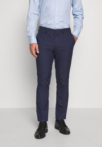 Navyblå dressbyxor i tygblandning, skräddarsydd passform, slät fram, sidfickor, matchande skjorta och svarta dresskor.