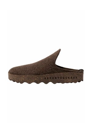 Brauner Slip-On-Clog mit dicker strukturierter Sohle und dem Markennamen Asportuguesas an der Seite.