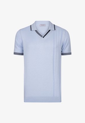 Hele sinine lühikeste varrukatega polo särk V-kaelusega, millel on tume triibuline aktsent kraes ja varrukatel ning peen tekstuuripattern.