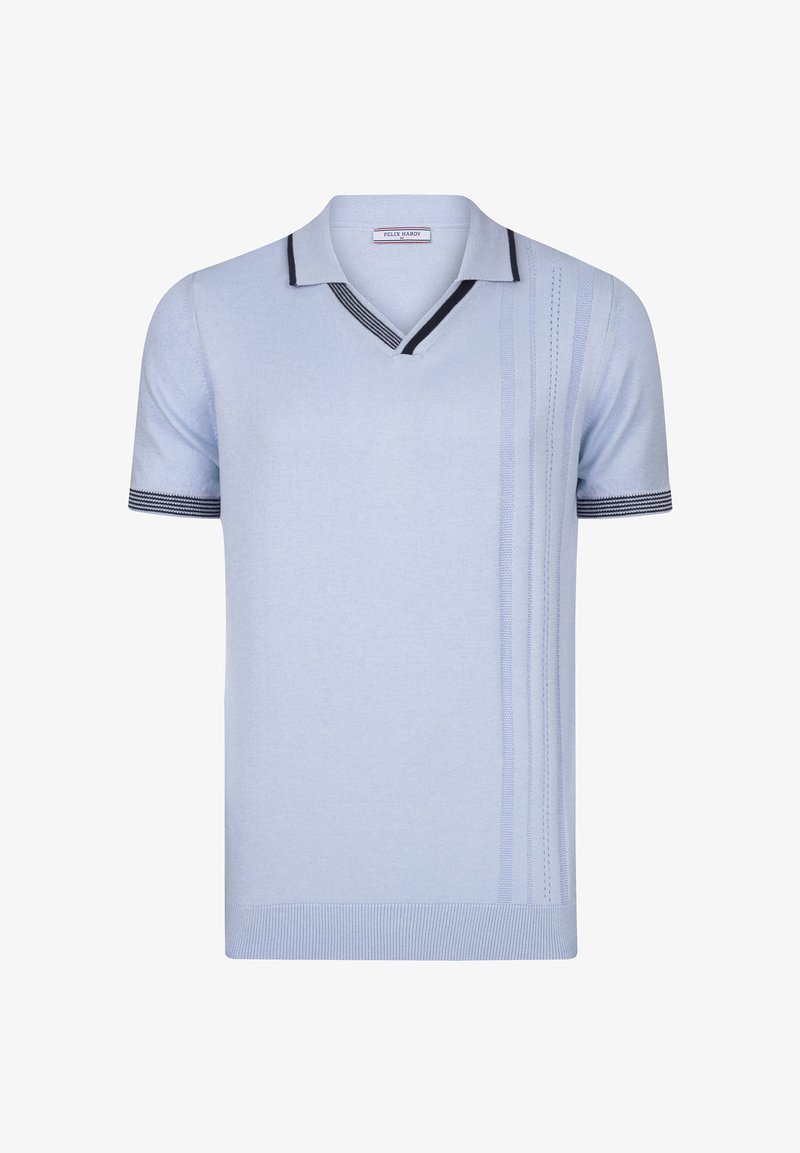 Hele sinine lühikeste varrukatega polo särk V-kaelusega, millel on tume triibuline aktsent kraes ja varrukatel ning peen tekstuuripattern.