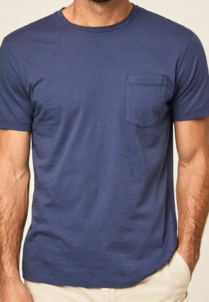 T-shirt in cotone blu navy con scollo rotondo, maniche corte e tasca frontale. Tessuto liscio, vestibilità comoda e design classico.