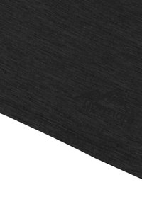 Schwarzer Stoff mit einer dezenten Textur, der in der unteren Ecke ein bedrucktes Berglogo aufweist. Das Material wirkt leicht und glatt.