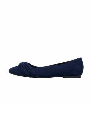 Scarpa piatta blu navy con punta affusolata e dettaglio in tessuto plissettato sulla parte anteriore, dotata di tacco basso e texture scamosciata.