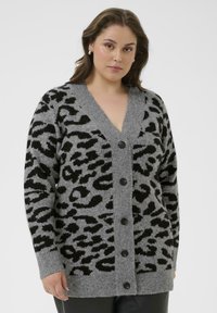 Grauer Leopardenprint-Cardigan mit V-Ausschnitt, Knopfverschluss, gerippten Bündchen und Saum. Weiche Textur mit schwarzen Musterelementen.