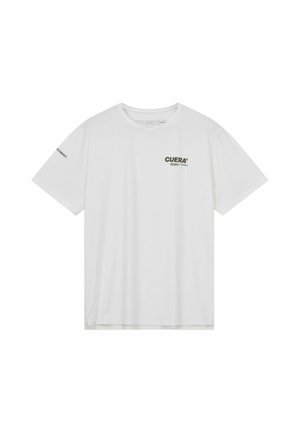 T-shirt blanc à manches courtes avec encolure ronde, petit texte noir "CUERA" sur la poitrine gauche et petit texte sur la manche gauche.