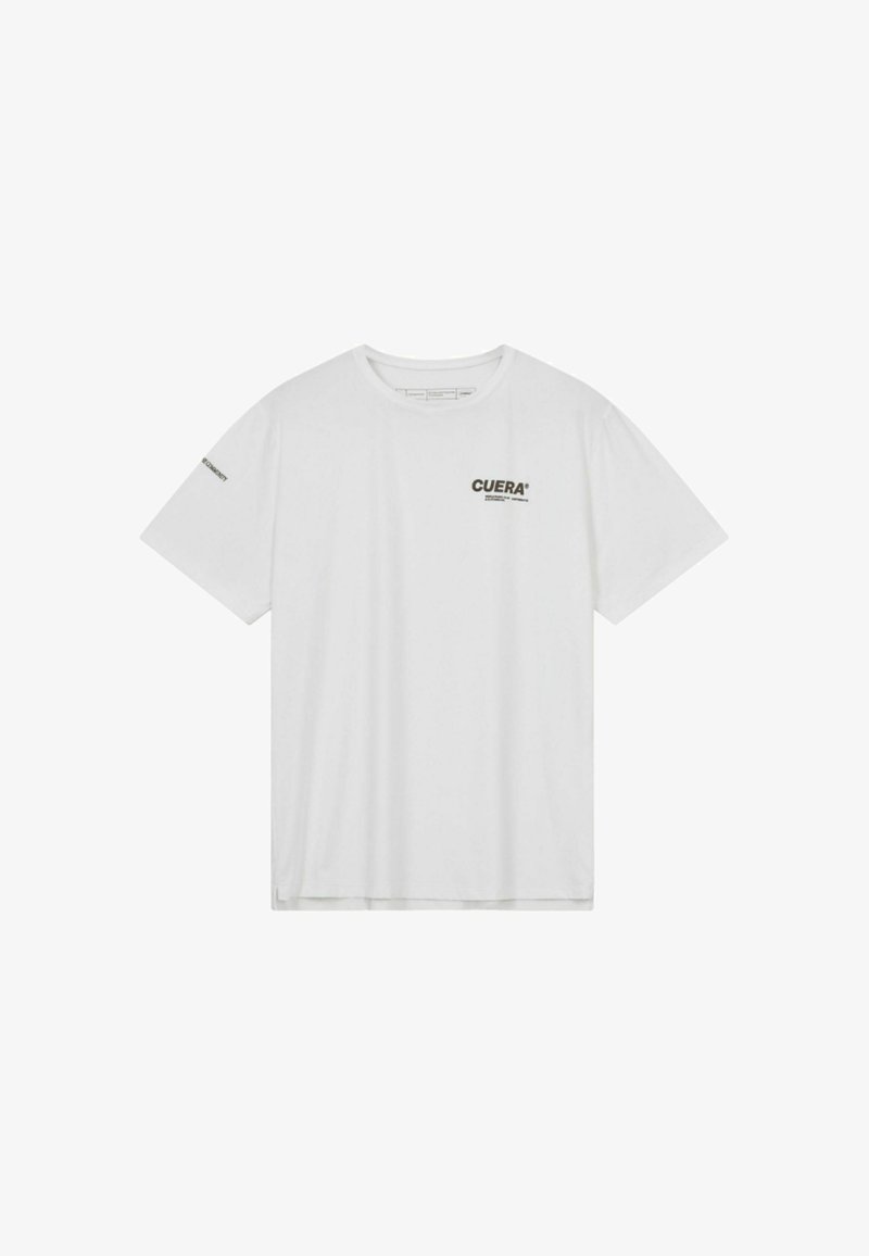 T-shirt blanc à manches courtes avec encolure ronde, petit texte noir "CUERA" sur la poitrine gauche et petit texte sur la manche gauche.