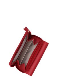 Rood leren portemonnee met een gestructureerde afwerking, voorzien van een ritssluitingvak en meerdere binnenvakken. Gevoerd met een stof bedrukt met logo's.