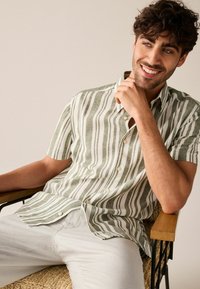 Next STRIPE SHORT SLEEVE - REGULAR FIT - Vapaa-ajan kauluspaita - green