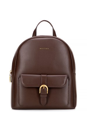 Sac à dos en cuir marron de forme arrondie, avec des embellissements en doré, une poche à rabat à l'avant avec un détail de boucle, et un logo de marque embossé sur le dessus.