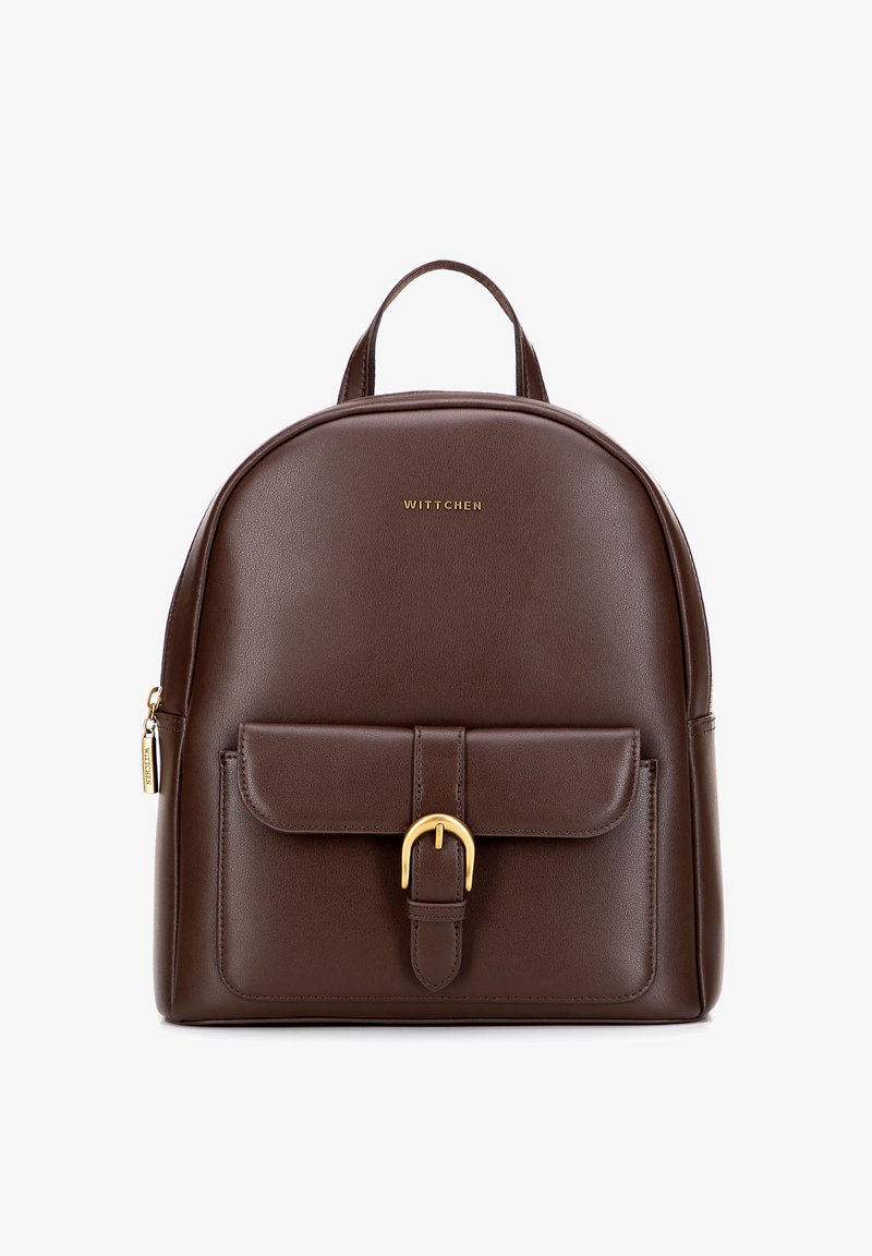 Zaino in pelle marrone dalla forma arrotondata, con dettagli in metallo dorato, tasca frontale con patta e chiusura a fibbia, e logo del marchio impresso nella parte superiore.
