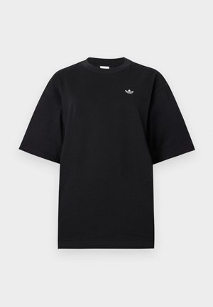 T-shirt noir à manches courtes avec col rond et petit logo blanc Adidas Trefoil sur la poitrine gauche, présenté sur un fond clair uni.