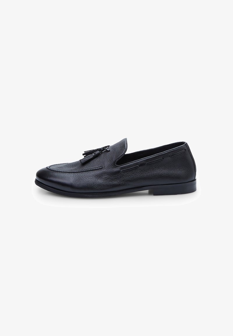 Mustad mustad nahast loafers dekoratiivsete narmastega, sujuva viimistlusega, ümmarguse varbaga ja külgedel kaunistatud õmblustega.