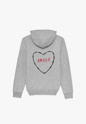 Sweat à capuche gris avec un motif de cœur cousu dans le dos, arborant le mot "AMOUR" en rouge. Le matériau semble doux avec des poignets et un ourlet côtelés.