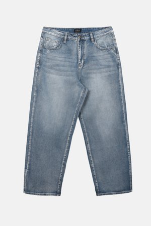 Lyseblåtonede slidte denimjeans med forlommer, bæltestropper og knaplukning, lagt fladt på en hvid baggrund.