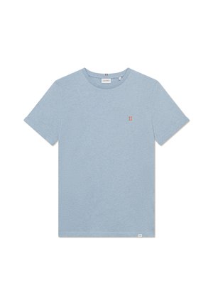 Tricou din bumbac de culoare albastru deschis, cu mâneci scurte, guler rotund și un mic logo portocaliu "II" pe partea stângă a pieptului. Textură netedă și design minimalist.