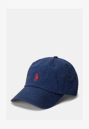 Marineblauwe baseballpet met gebogen klep en klein rood geborduurd polospelerlogo in het midden aan de voorkant.