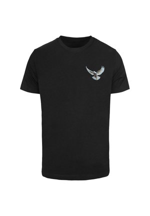 Melnā kokvilnas T-krekls ar apaļu kaklu, uz kreisā krūšu laukuma ir detalizēts grafisks attēls ar putnu lidojumā.