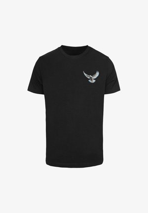Melnā kokvilnas T-krekls ar apaļu kaklu, uz kreisā krūšu laukuma ir detalizēts grafisks attēls ar putnu lidojumā.