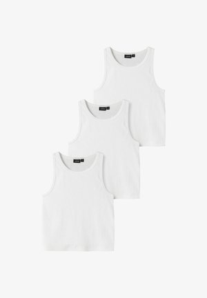 Tri biele rebrované bavlnené tielka bez rukávov poukladané na seba s etikietami značky LMTD vo vnútri golierov.