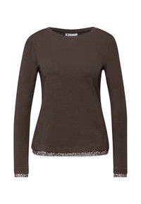 Bruin shirt met lange mouwen en een ronde hals; heeft een patroon van dierenprint op de zoom en manchetten; gemaakt van zacht, glad stof.