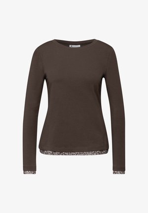 Bruin shirt met lange mouwen en een ronde hals; heeft een patroon van dierenprint op de zoom en manchetten; gemaakt van zacht, glad stof.