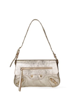 Petit sac à bandoulière en cuir métallisé or, équipé d'une poche zippée à l'avant et d'une sangle réglable avec œillets en métal.