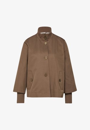 Veste marron à boutons avec col montant côtelé et manches droites avec poignets côtelés allongés, dotée de deux poches frontales à boutons.