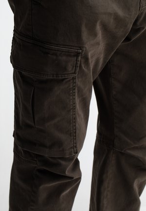 Dunkelbraune Cargo-Hose mit Seitentaschen, aus einem strukturierten Stoff gefertigt. Verfügt über sichtbare Nähte und ein lässiges Design.