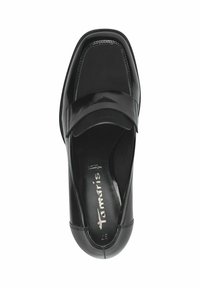 Chaussure noire plate avec un dessus en cuir verni lisse et des accents mats contrastants. Présente une large sangle et des détails de couture le long des bords.