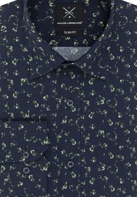 Granatowa koszula slim fit w zielony wzór motyli, z klasycznym kołnierzykiem, zapięciem na guziki z przodu oraz podwójnym zapięciem na mankietach.
