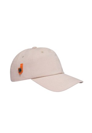 Casquette de baseball beige clair avec une étiquette en tissu orange et un bouton noir sur le côté gauche, montrée sur un fond blanc.