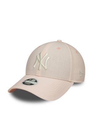 Lichtroze honkbalpet met geborduurd New York Yankees-logo en gebogen klep, verstelbare pasvorm, gelabeld voor vrouwen.