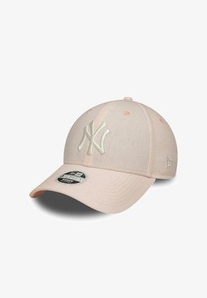 Lichtroze honkbalpet met geborduurd New York Yankees-logo en gebogen klep, verstelbare pasvorm, gelabeld voor vrouwen.