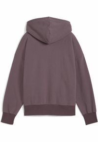 Kapturowa bluza w stonowanym fioletowym kolorze, z teksturowanym materiałem, prążkowanymi mankietami oraz luźnym krojem z opadającymi ramionami.