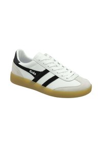 Zapatilla blanca con parte superior de cuero y gamuza, franjas negras a los lados y suela de goma de color marrón. Logo presente en el lateral.