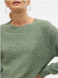 Lys grønn, chunky strikkegenser med rund hals og ribbede mansjetter. Har en teksturert overflate og en avslappet passform.