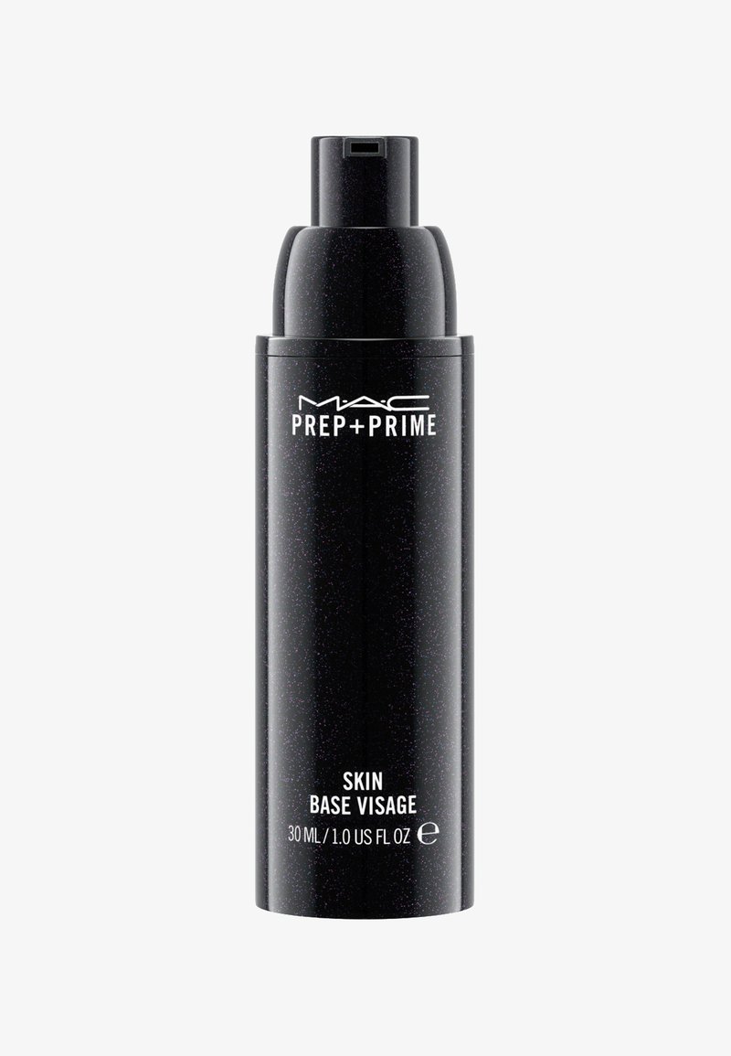 MAC Prep + Prime Skin, sort cylindrisk beholder med mat finish, har hvid tekst og en pumpe-top. Kapacitet: 30 mL.