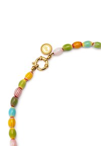 Collar de cuentas colorido que presenta cuentas redondas y a rayas en rojo, verde, azul y amarillo, con un cierre en tono dorado y un acento de logo.