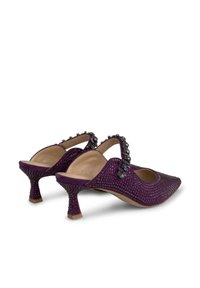 Fioletowe obcasy typu slingback z teksturową cholewką w diamentowy wzór, ozdobione koralikami na pasku oraz stylizowanym obcasem.