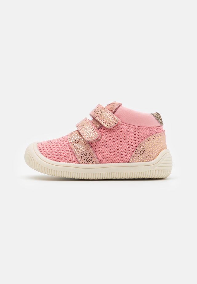 TRISTAN - Chaussures premiers pas - soft pink