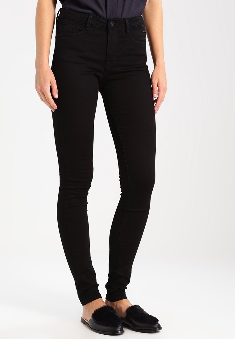 Svarta slim fit jeans med en slät yta, medelhög midja och klassisk femfickdesign. Matchas med svarta platta skopåsliven.