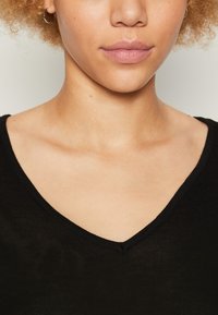 Vero Moda Curve VMCNOVA LS V-NECK GA NOOS CUR - Džemperis - black