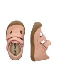 Rosa Lederkinderschuhe mit zwei verstellbaren Klettverschlüssen, runder Zehenform und Gummisohle mit Ausschnitten für Atmungsaktivität.
