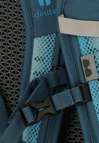 Sangles de sac à dos en mesh et en tissu bleu avec des attaches noires. Les caractéristiques incluent des sangles en tissu réglables et une sangle d'accent grise. Logo "Deuter" visible.