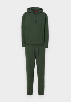 Hoodie i joggery w ciemnozielonym kolorze. Miękka tkanina, luźny krój, regulowany sznurek w talii oraz ściągacze na rękawach i nogawkach.